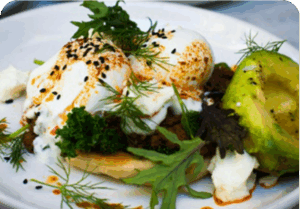 Assiette de salade avocat/mozzarella.