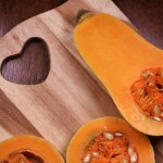 Butternut coupé en deux sur une planche.
