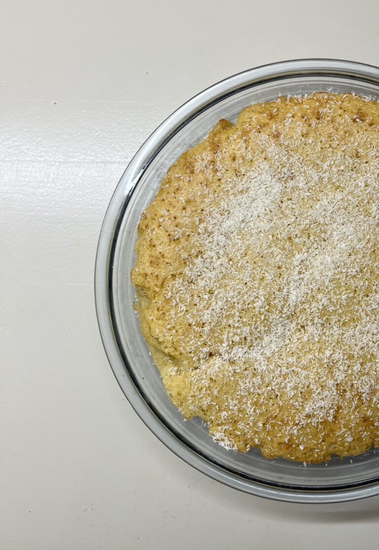 Gâteau à la coco dans un plat en verre.
