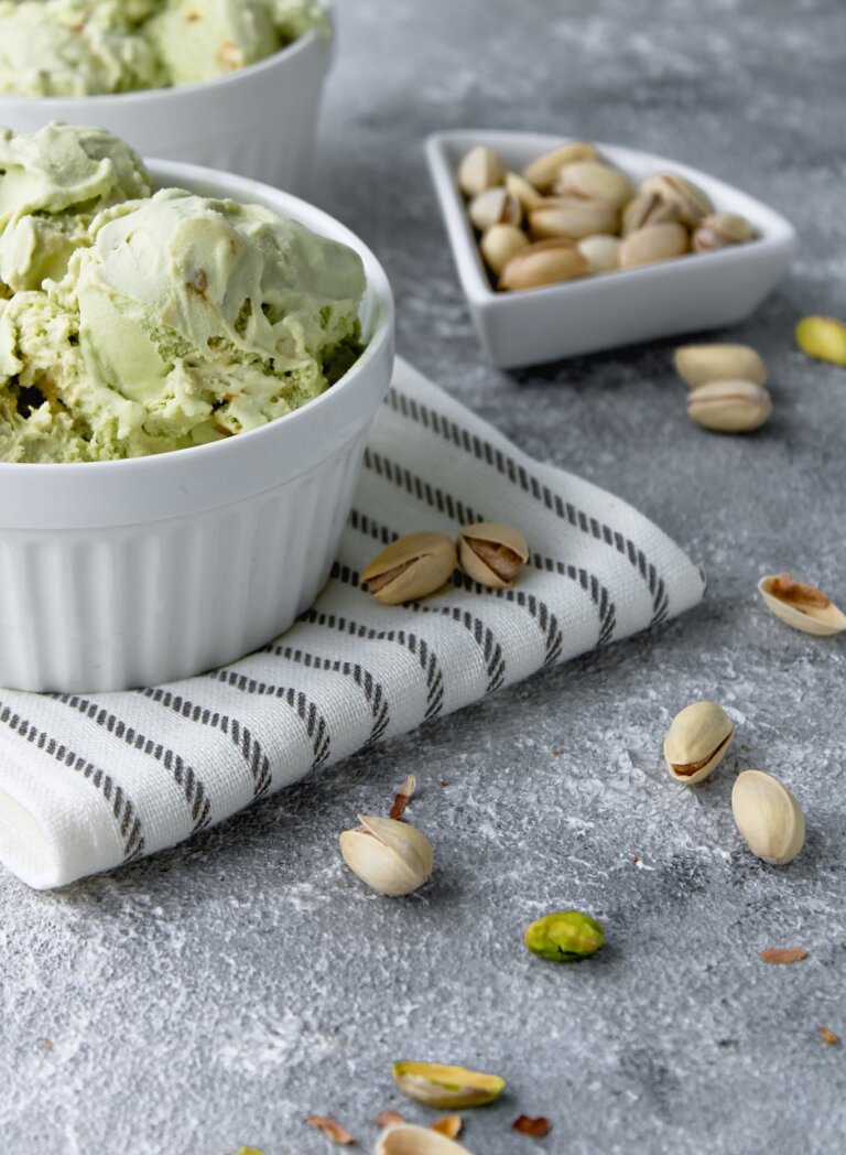 Glace à la pistache dans un pot blanc.