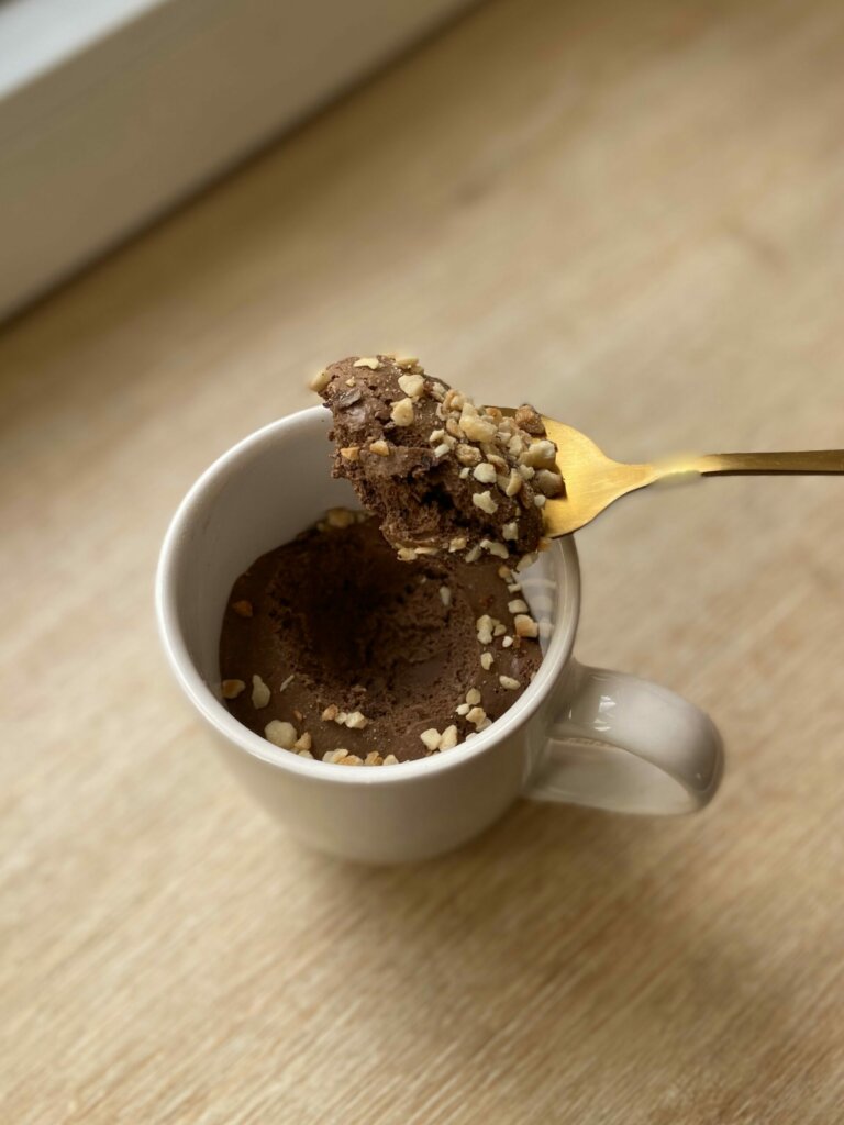 Mousse au chocolat dans une vérine.