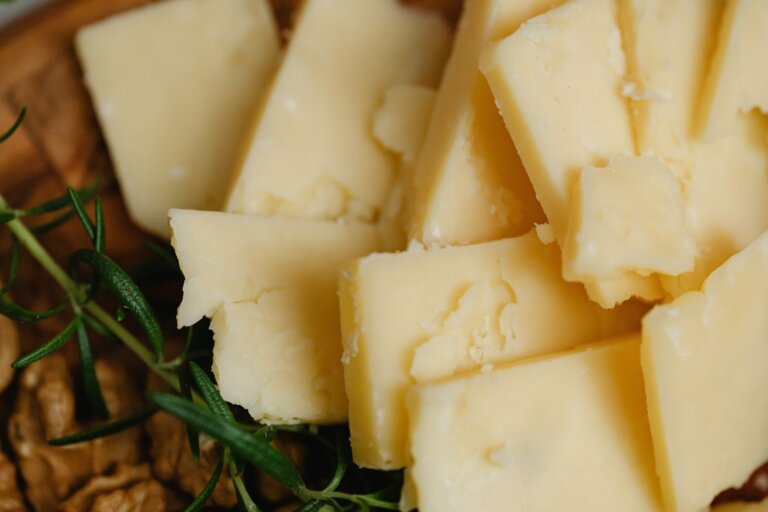 Morceaux de fromage à raclette.