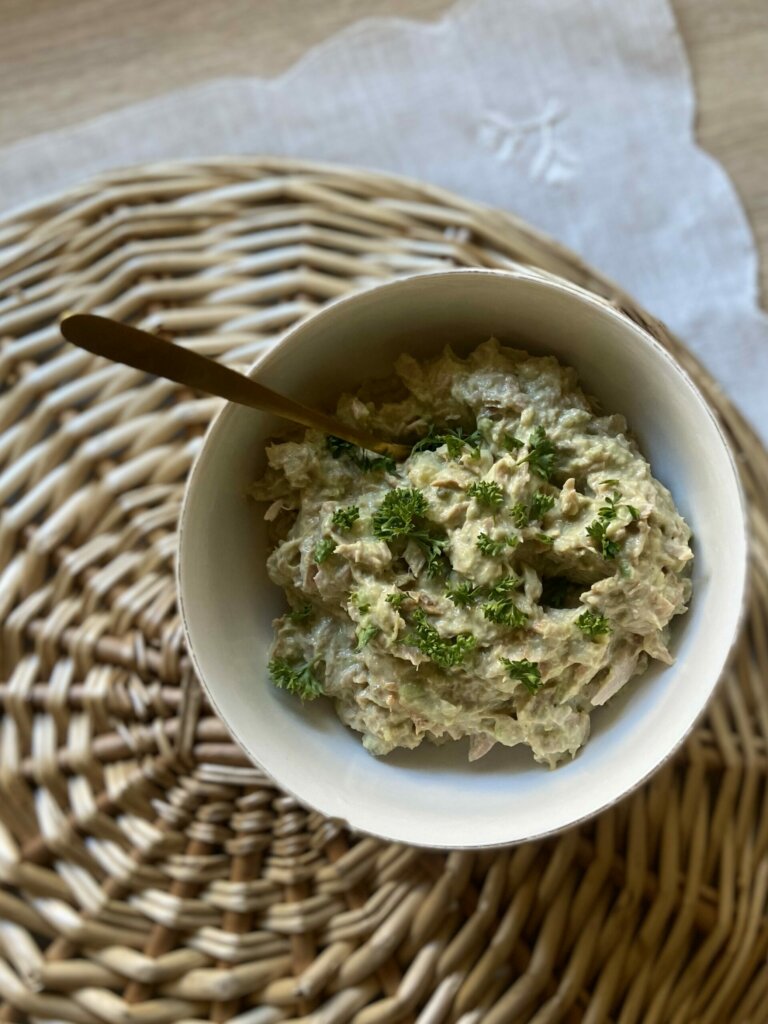 Bol de rillette de thon à l'avocat.