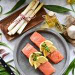 Deux pavés de saumon sur une assiette.
